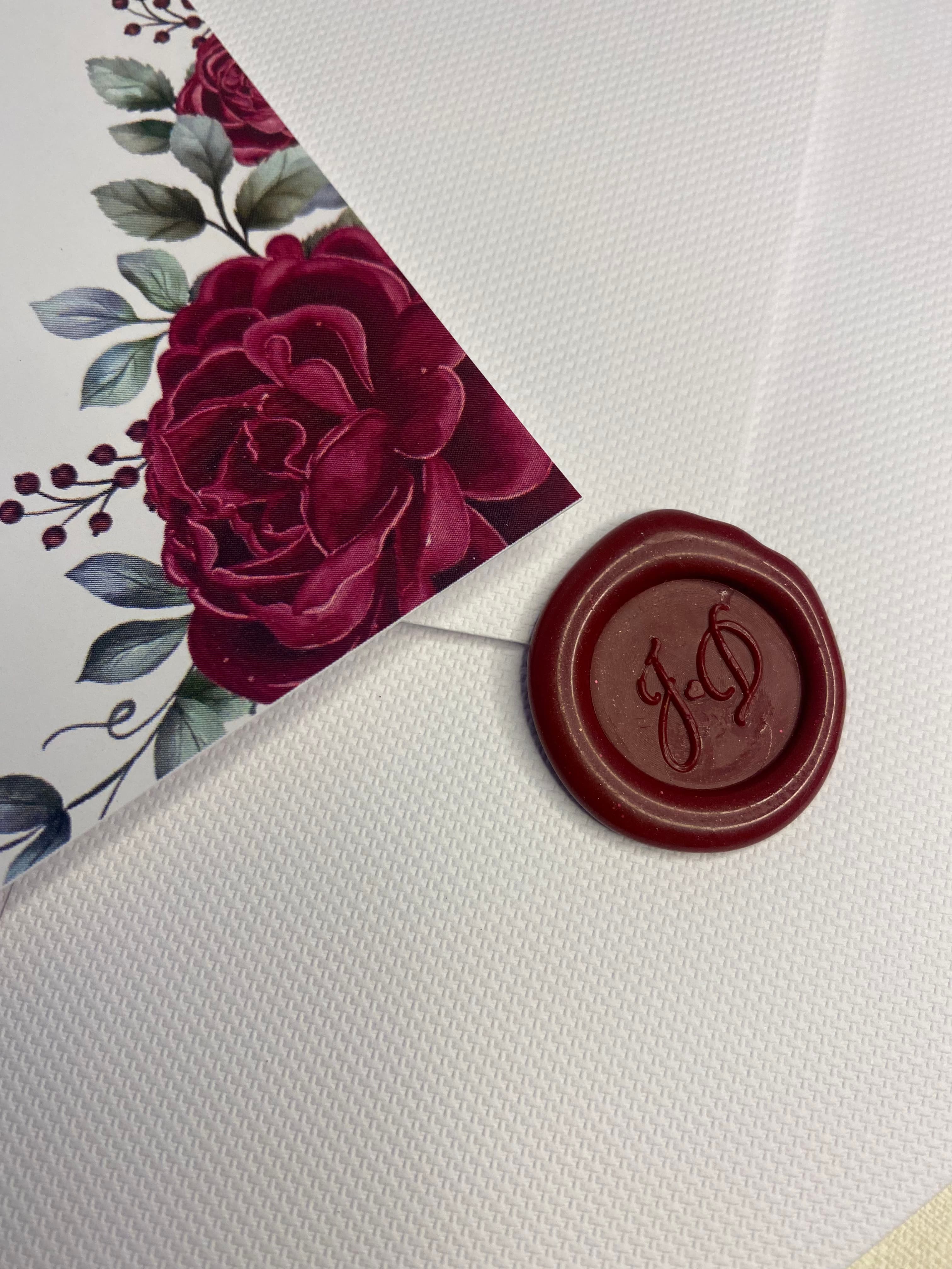 Convite de casamento personalizado com arte floral e lacre de cera