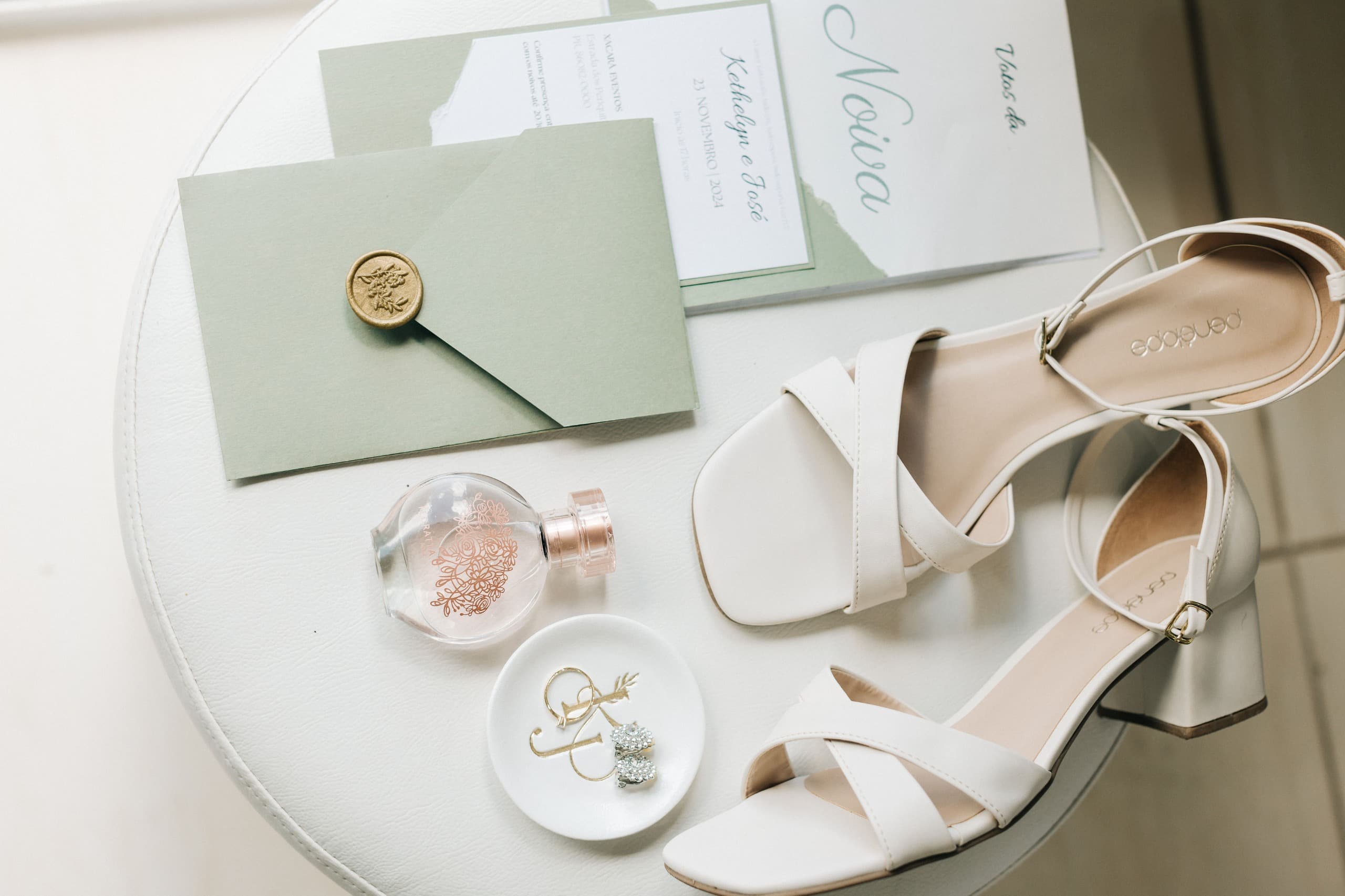 Convite de casamento com envelope verde, lacre de cera dourado e detalhes do dia da noiva