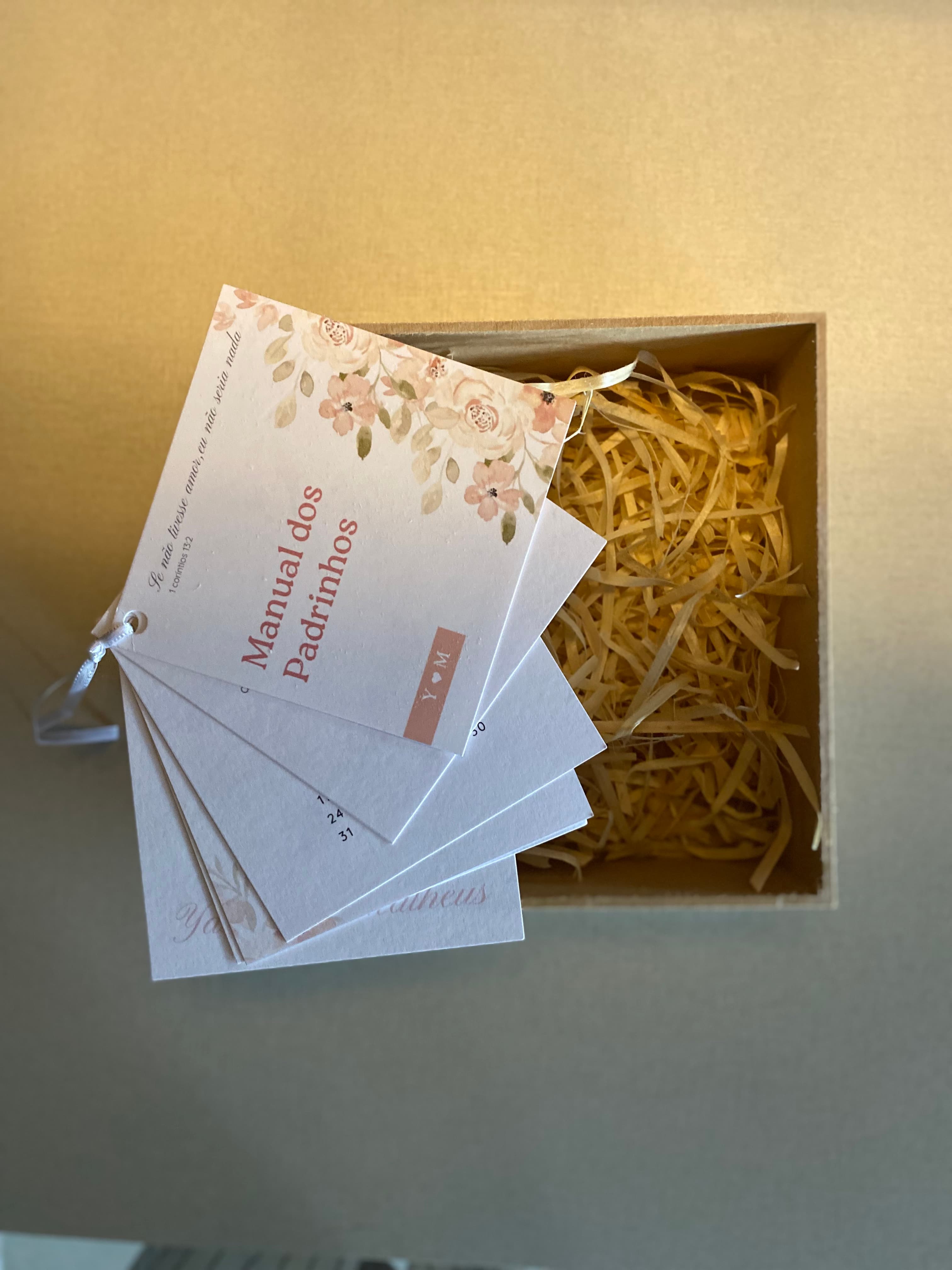 Manual dos padrinhos em caixa kraft personalizada para o convite dos padrinhos
