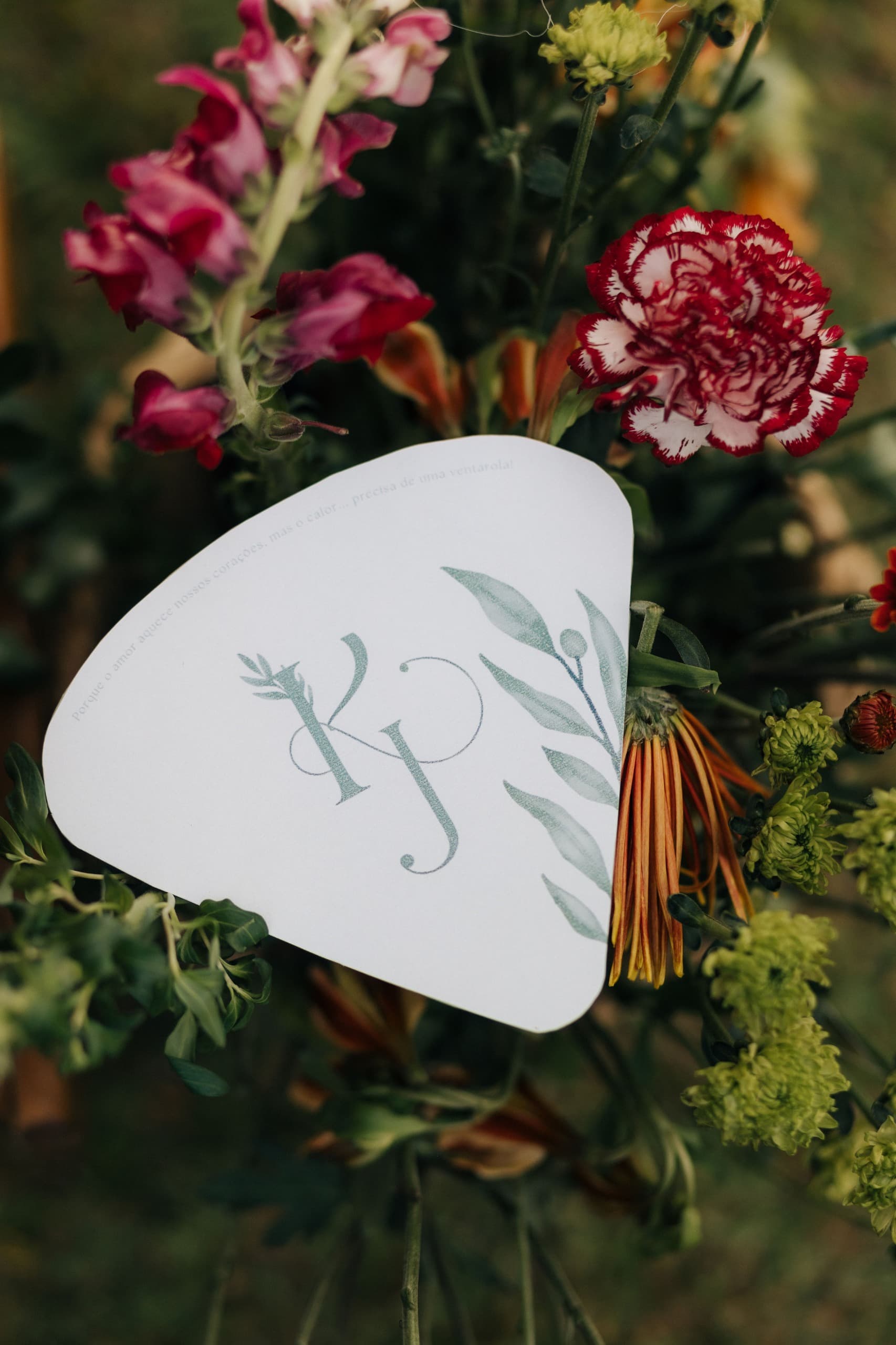Mesa posta ao pôr do sol com papelaria do dia do casamento personalizada